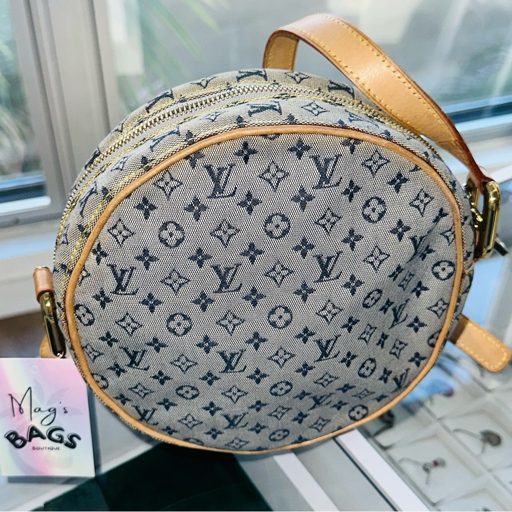 Louis Vuitton: Round Monogram LV Mini Crossbody Bag (seen on Ariana Grande) - Picture 2 of 16